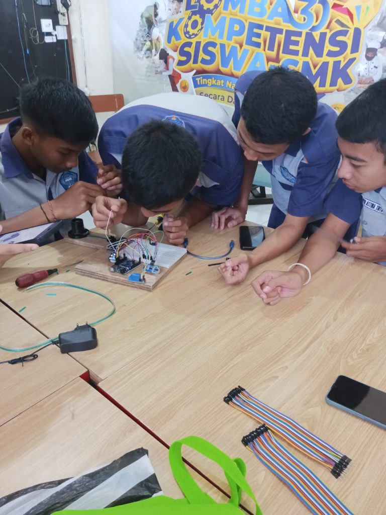 Praktek Siswa SMKN 3 Tabanan 